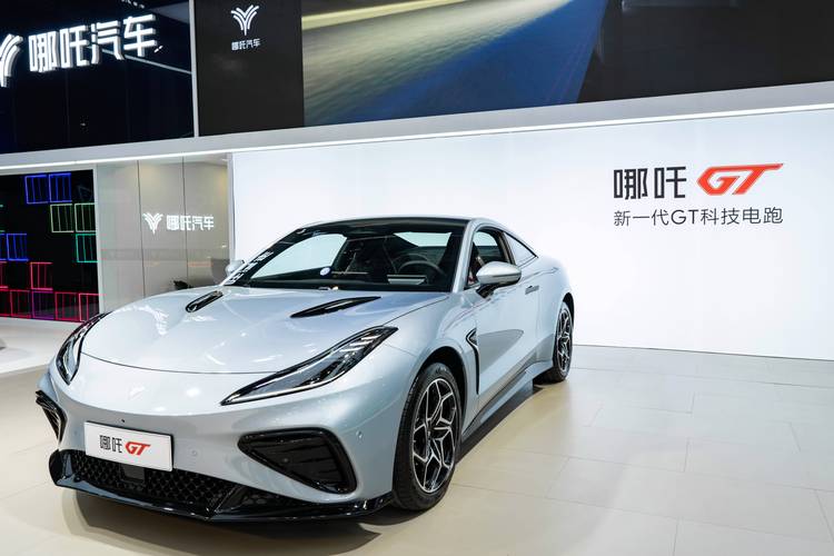 重庆153哪吒汽车在智能汽车领域的表现，领途汽车在新能源汽车市场中的影响力